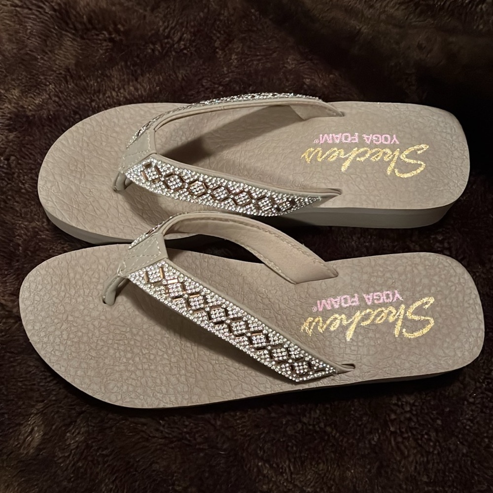 💖PRICE DROP💖Sketchers YOGA FOAM RHINESTONE THONG SANDALS.EXCELLENT CONDITION🩷